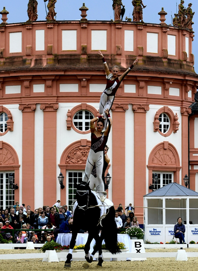 Einmal Silber und zweimal Bronze vor dem Wiesbadener Schloss