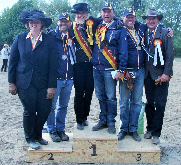 Schärpen und Goldmedaillen  für Simone Haag und Theo Bopp