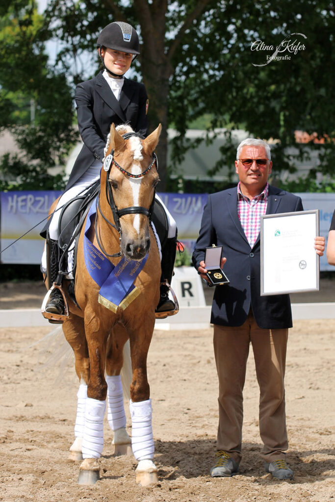 Goldenes Reitabzeichen für Ricarda Franziska Peukert