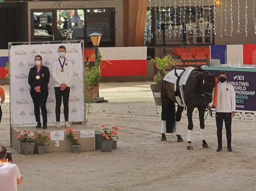 WM Voltigieren: Bronzemedaille für Simon Stolz!